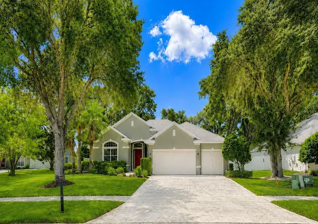 Photo 1 of Single family home for sale at 105 E Blue Water Edge Dr, Eustis, FL 32736 | MLS# G5116907 | Listing updated on 2026-08-26