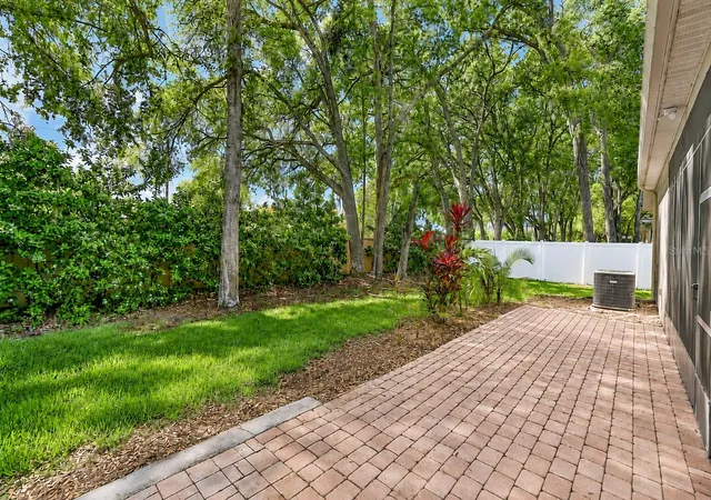 Photo 18 of Single family home for sale at 105 E Blue Water Edge Dr, Eustis, FL 32736 | MLS# G5116907 | Listing updated on 2026-08-26