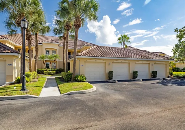 3rd image of 7107 Boca Grove Pl #104, Lakewood Ranch, FL 34202 | MLS# A4703912