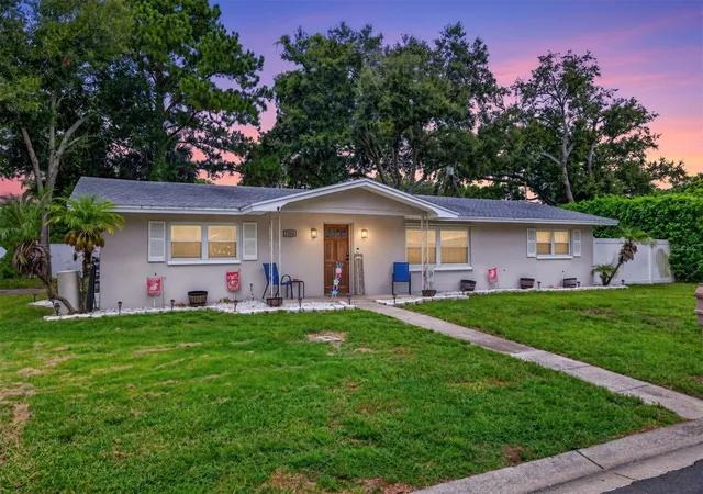 3rd image of 2266 Manor Ct, Clearwater, FL 33763 | MLS# TB8541987