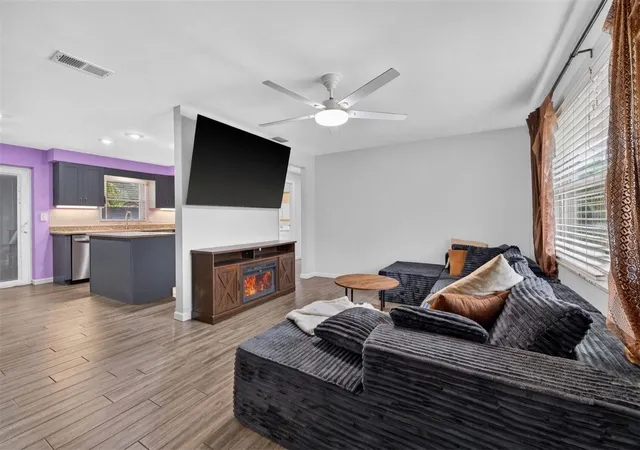 5th image of 2266 Manor Ct, Clearwater, FL 33763 | MLS# TB8541987