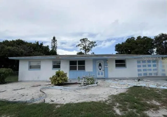 1st image of 904 Se Hall St, Stuart, FL 34994 | MLS# O6436214