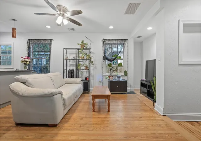3rd image of 816 E Jefferson St, Orlando, FL 32801 | MLS# O6436220
