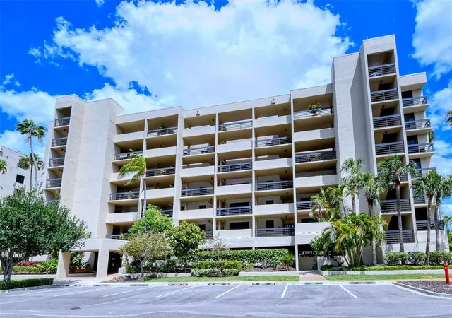 3rd image of 1095 Gulf Of Mexico Dr #104, Longboat Key, FL 34228 | MLS# A4703921