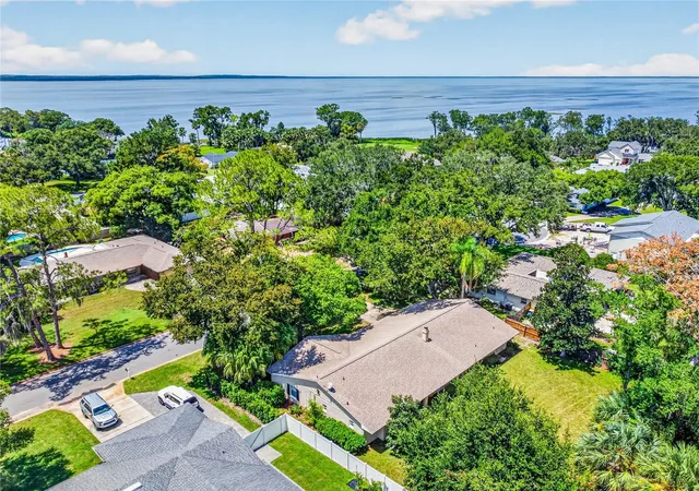 Photo 3 of Single family home for sale at 301 Valencia Ct, Winter Garden, FL 34787 | MLS# NS1089084 | Listing updated on 2026-10-21
