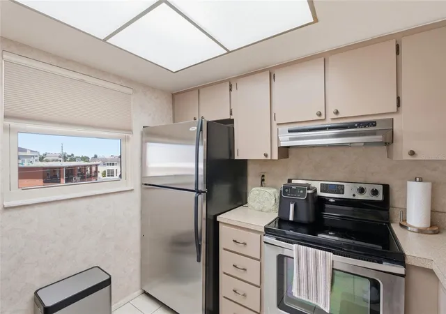 5th image of 175 116Th Ave, Treasure Island, FL 33706