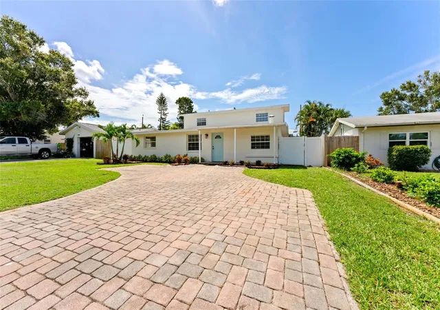 Photo 3 of Single family home for sale at 3298 21st Ave Sw, Largo, FL 33774 | MLS# TB8542054 | Listing updated on 2026-09-30