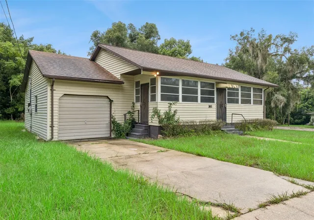 Photo 1 of Single family home for sale at 381 W Ohio Ave, Lake Helen, FL 32744 | MLS# O6436293 | Listing updated on 2026-09-29