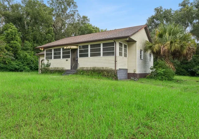 Photo 4 of Single family home for sale at 381 W Ohio Ave, Lake Helen, FL 32744 | MLS# O6436293 | Listing updated on 2026-09-29