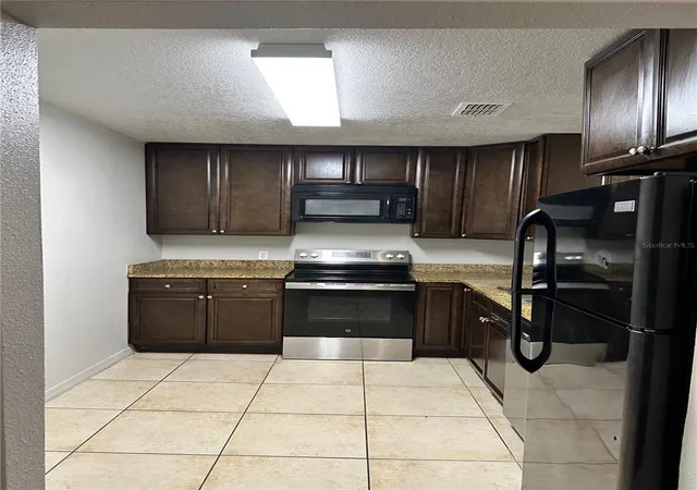 Listing Photo 5 - Condo for sale in building located at 4184 Versailles Dr, ORLANDO, FL 32808 - Unit #4184D