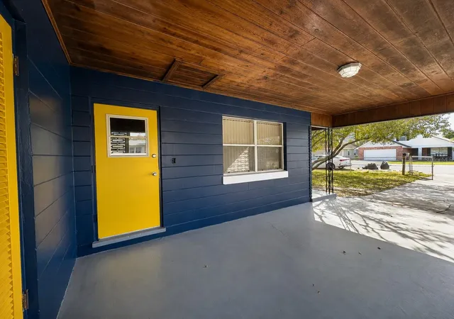 Photo 3 of Single family home for sale at 501 Avenue G Se, Winter Haven, FL 33880 | MLS# O6436311 | Listing updated on 2026-08-31