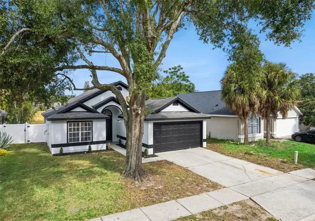 Photo 3 of Sale Pending at 2287 Pebblewood Dr, Apopka, FL 32703 | MLS# O6436330 | Listing updated on 2026-09-02
