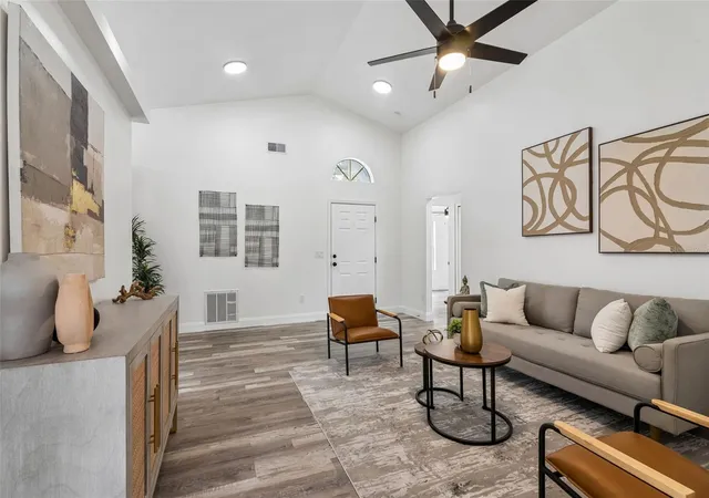 Photo 4 of Sale Pending at 2287 Pebblewood Dr, Apopka, FL 32703 | MLS# O6436330 | Listing updated on 2026-09-02