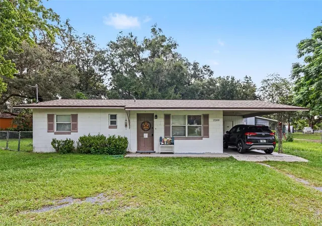 Single family home for sale at 2209 Ne 36Th St, OCALA, FL 34479 | MLS# O6436338