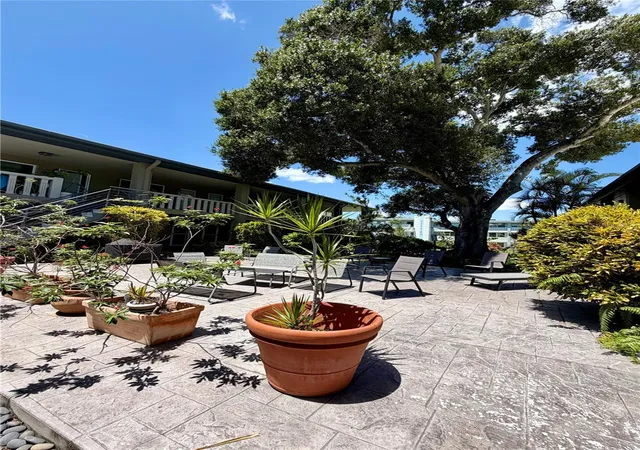 Listing Photo 5 - Condo for sale in building located at 450 32Nd Ave N, St. Petersburg, FL 33704 - Unit #107W