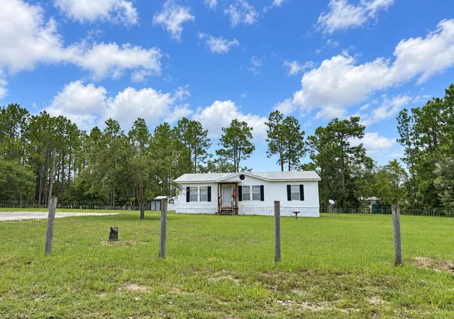 Photo 2 of Manufactured home for sale at 13191 Ne 9th St, Williston, FL 32696 | MLS# OM731012 | Listing updated on 2026-09-28