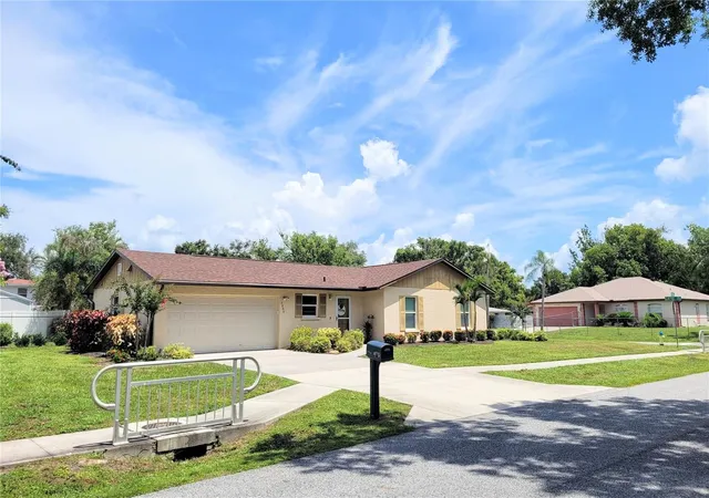 2nd image of 3885 47th St, Sarasota, FL 34235 | MLS# A4703965