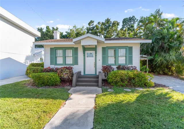 Photo 1 of Single family home for sale at 2530 Loma Linda St, Sarasota, FL 34239 | MLS# A4703967 | Listing updated on 2026-09-16