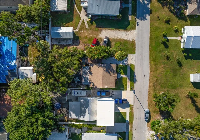 Photo 3 of Single family home for sale at 2530 Loma Linda St, Sarasota, FL 34239 | MLS# A4703967 | Listing updated on 2026-09-16