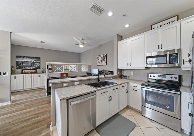 Listing Photo 5 - Condo for sale in building located at 4206 Via Piedra Cir, SARASOTA, FL 34233 - Unit #3-202