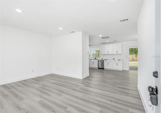Photo 2 of Single family home for sale at 5300 Tower St, Dade City, FL 33523 | MLS# TB8542206 | Listing updated on 2026-08-31