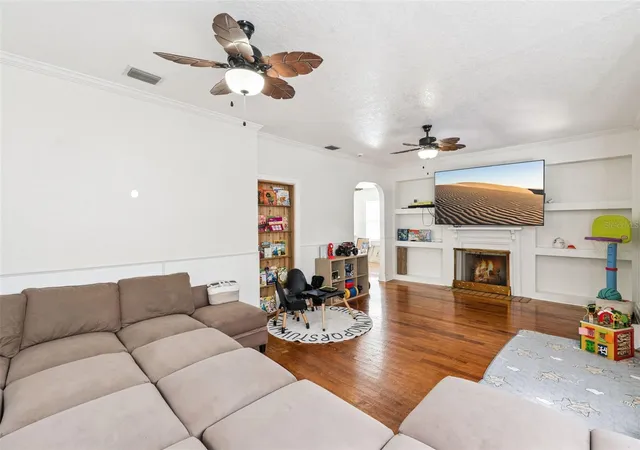 Photo 4 of Single family home for sale at 317 E Main St, Tavares, FL 32778 | MLS# O6436389 | Listing updated on 2026-09-30