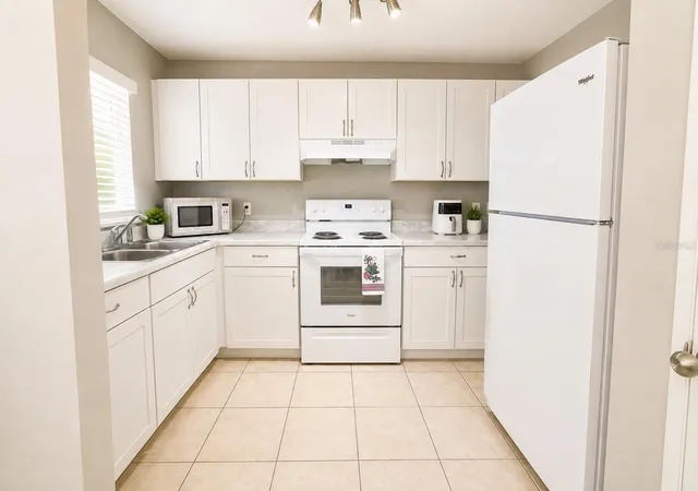 Listing Photo 4 - Condo for sale in building located at 1807 Michigan Ave, KISSIMMEE, FL 34744 - Unit #B