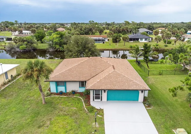 Photo 3 of Single family home for sale at 199 Caddy Rd, Rotonda West, FL 33947 | MLS# D6148550 | Listing updated on 2026-09-21