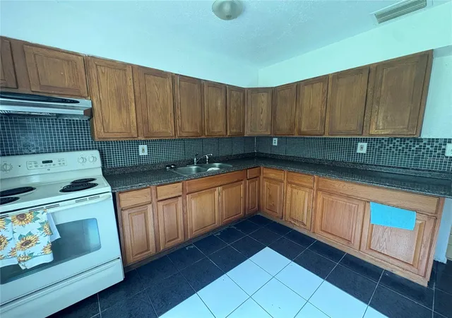 Photo 3 of Single family home for sale at 465 Austin St, Lake Wales, FL 33853 | MLS# P4939704 | Listing updated on 2026-09-12