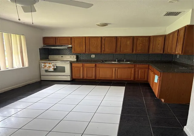 Photo 4 of Single family home for sale at 465 Austin St, Lake Wales, FL 33853 | MLS# P4939704 | Listing updated on 2026-09-12