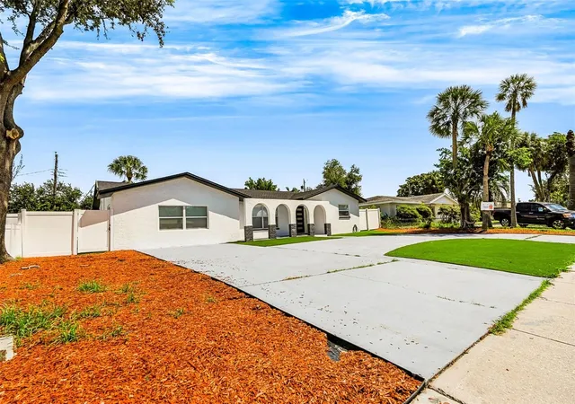 Photo 3 of Single family home for sale at 1077 40th Avenue Ne, Saint Petersburg, FL 33703 | MLS# TB8542361 | Listing updated on 2026-10-13