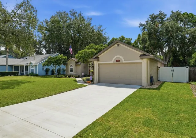 Photo 2 of Sale Pending at 3004 Linmont Ln, Eustis, FL 32726 | MLS# G5116968 | Listing updated on 2026-09-02