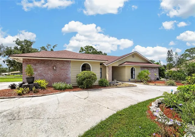 Photo 3 of Single family home for sale at 2814 Hammock Dr, Plant City, FL 33566 | MLS# TB8542400 | Listing updated on 2026-10-09