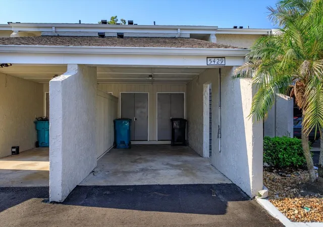 Photo 2 of Condo for sale at 5429 Vineland Rd #6F, Orlando, FL 32811 | MLS# O6436575 | Listing updated on 2026-08-26