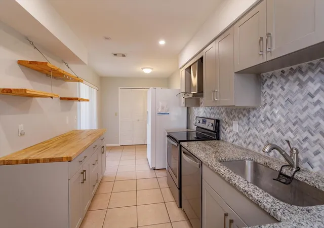 Photo 3 of Condo for sale at 5429 Vineland Rd #6F, Orlando, FL 32811 | MLS# O6436575 | Listing updated on 2026-10-15