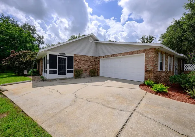 Photo 2 of Single family home for sale at 2525 S Glen Eagles Dr, Deland, FL 32724 | MLS# V4950912 | Listing updated on 2026-09-26