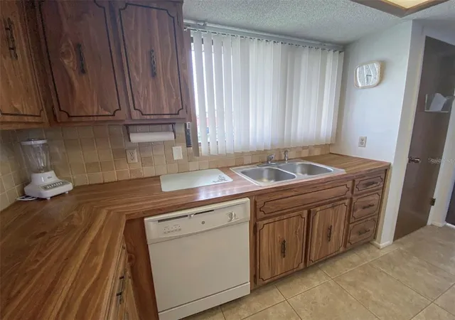 Listing Photo 5 - Condo for sale in building located at 9940 Eagles Pt Cir, PORT RICHEY, FL 34668 - Unit #4