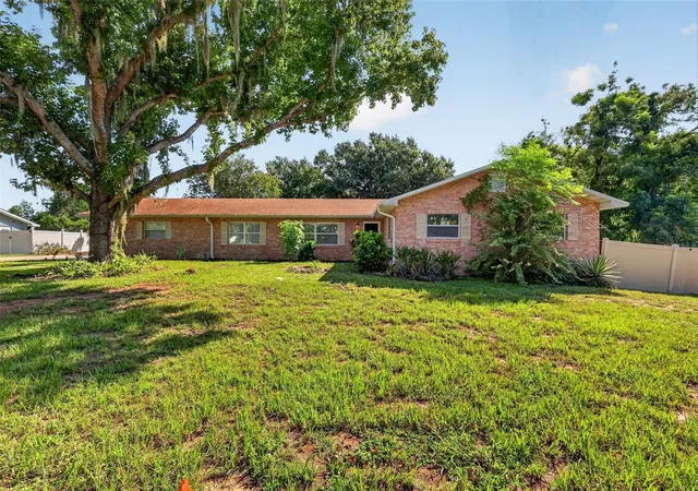 Photo 2 of Single family home for sale at 5 Hermosa Dr, Eustis, FL 32726 | MLS# G5116979 | Listing updated on 2026-08-27