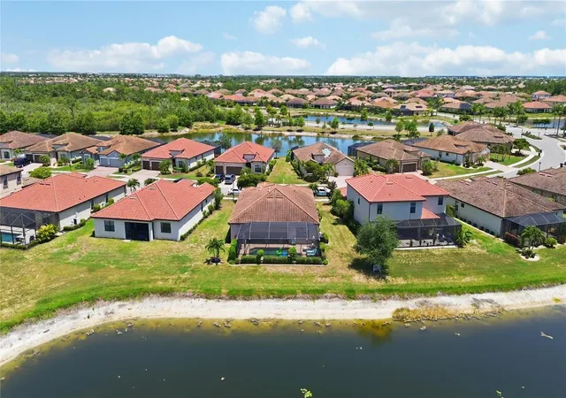 Photo 5 of Single family home for sale at 13834 Vancanza Dr, Venice, FL 34293 | MLS# A4704082 | Listing updated on 2026-09-01