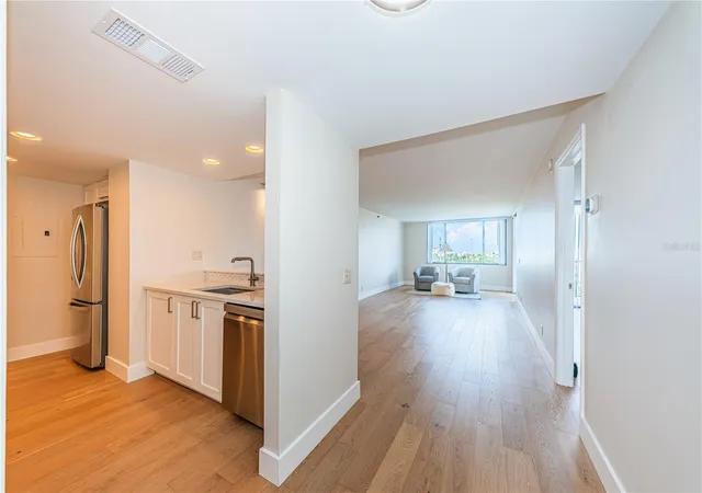 Listing Photo 5 - Condo for sale in building located at 6322 Palma Del Mar Blvd S, St. Petersburg, FL 33715 - Unit #705