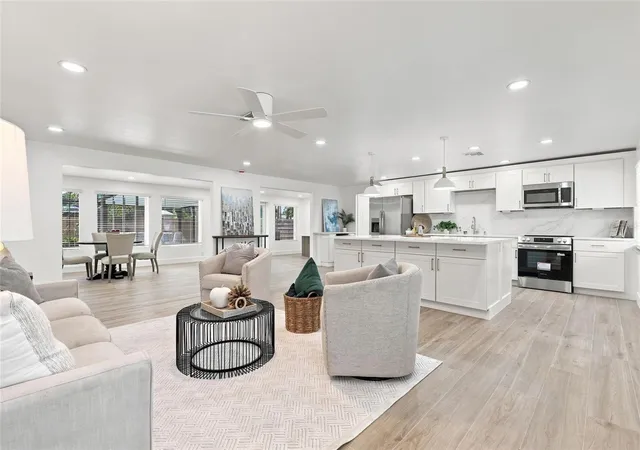Photo 2 of Sale Pending at 6646 Glades Wy, Sarasota, FL 34231 | MLS# O6436687 | Listing updated on 2026-09-01