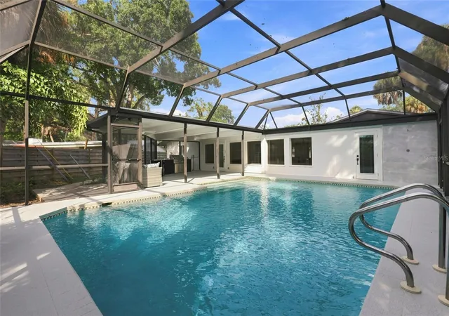 Photo 3 of Sale Pending at 6646 Glades Wy, Sarasota, FL 34231 | MLS# O6436687 | Listing updated on 2026-09-01