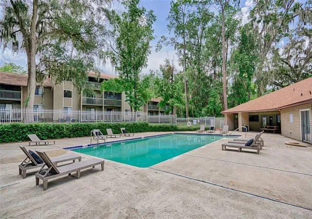 Listing Photo 2 - Condo for sale in building located at 83 Se 16Th Ave, GAINESVILLE, FL 32601 - Unit #E202