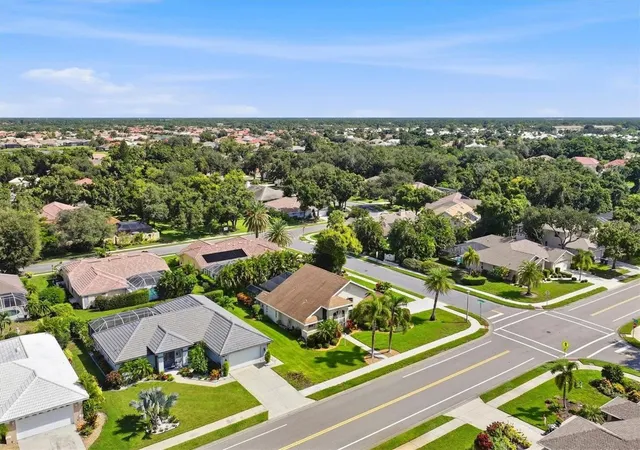 Photo 3 of Single family home for sale at 450 Lake Of The Woods Dr, Venice, FL 34293 | MLS# A4704112 | Listing updated on 2026-09-27