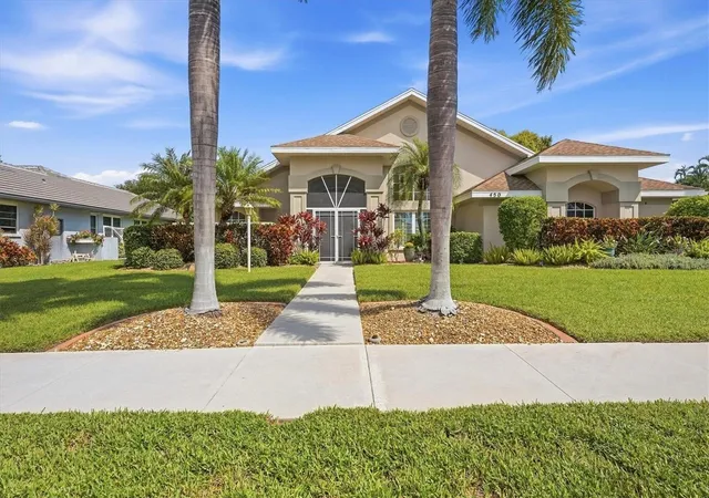 Photo 3 of Single family home for sale at 450 Lake Of The Woods Dr, Venice, FL 34293 | MLS# A4704112 | Listing updated on 2026-09-27