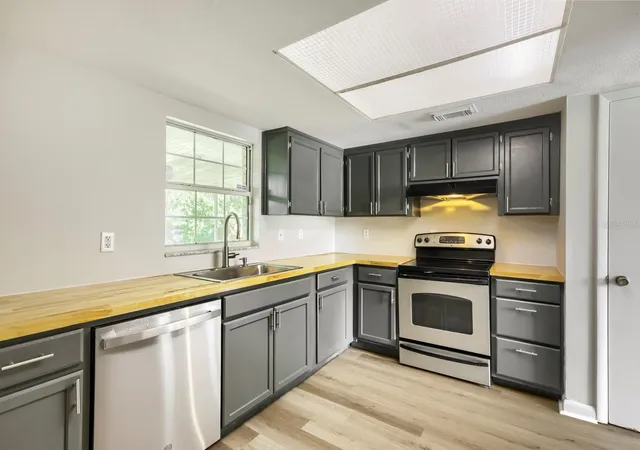 Photo 3 of Single family home for sale at 1418 Oak Valley Dr, Seffner, FL 33584 | MLS# TB8542662 | Listing updated on 2026-09-21