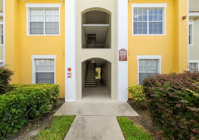 Photo 3 of Condo for sale at 5500 Bentgrass Dr #6-203, Sarasota, FL 34235 | MLS# A4704121 | Listing updated on 2026-10-04