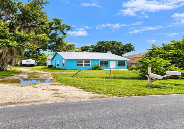 Photo 3 of Sale Pending at 96 8th Street Ne, Ruskin, FL 33570 | MLS# TB8542682 | Listing updated on 2026-10-04