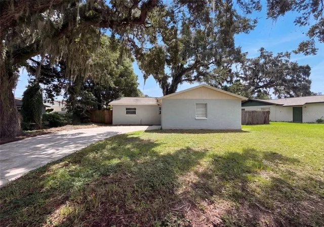 Photo 2 of Single family home for sale at 121 Inwood Cir, Brandon, FL 33510 | MLS# O6436784 | Listing updated on 2026-08-27