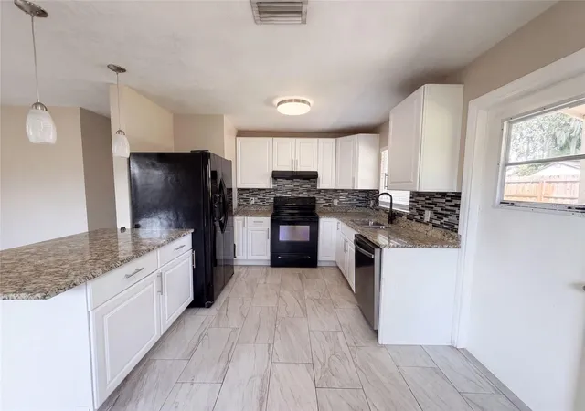 Photo 3 of Single family home for sale at 121 Inwood Cir, Brandon, FL 33510 | MLS# O6436784 | Listing updated on 2026-10-20